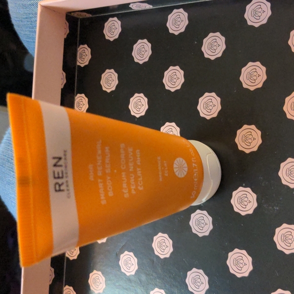 REN CLEAN SKINCARE AHA SMART RENEWAL BODY SERUM - Picture 9 of 10
